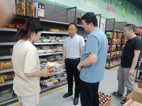 檢查超市食品飲料保質(zhì)期