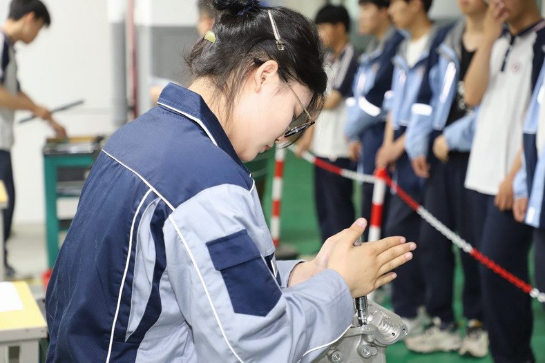 汽車維修賽項選手比賽精彩瞬間